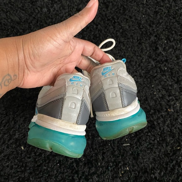 Sneakers - Picture 2 of 3